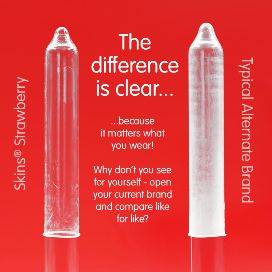 Deux préservatifs transparents côte à côte. Gauche: SKINS Strawberry. Droite: Marque alternative typique. Fond rouge.
