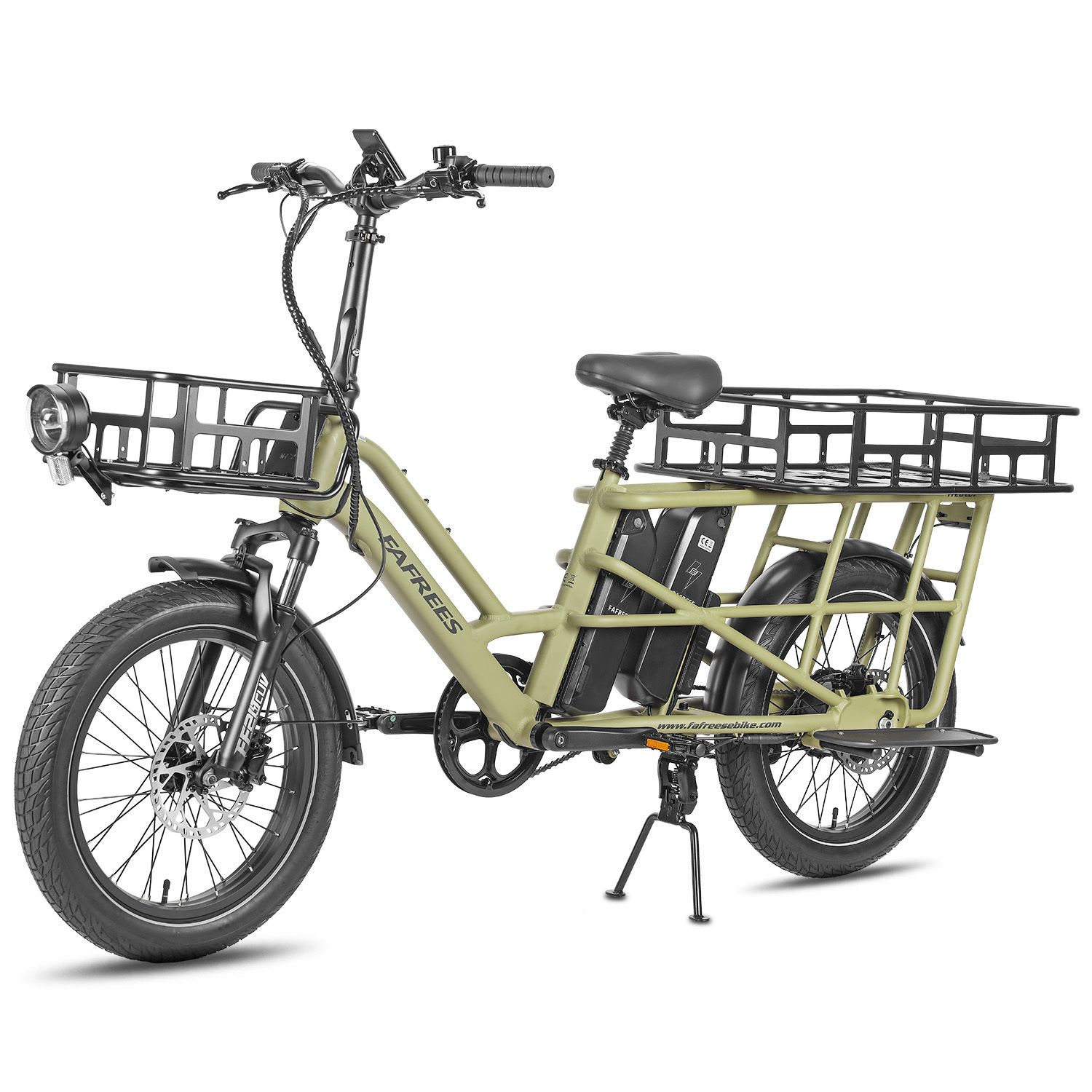 Olijfgroene elektrische bakfiets met voor- en achterdrager. Koplamp, twee accu's, zwarte spatborden. Op standaard.