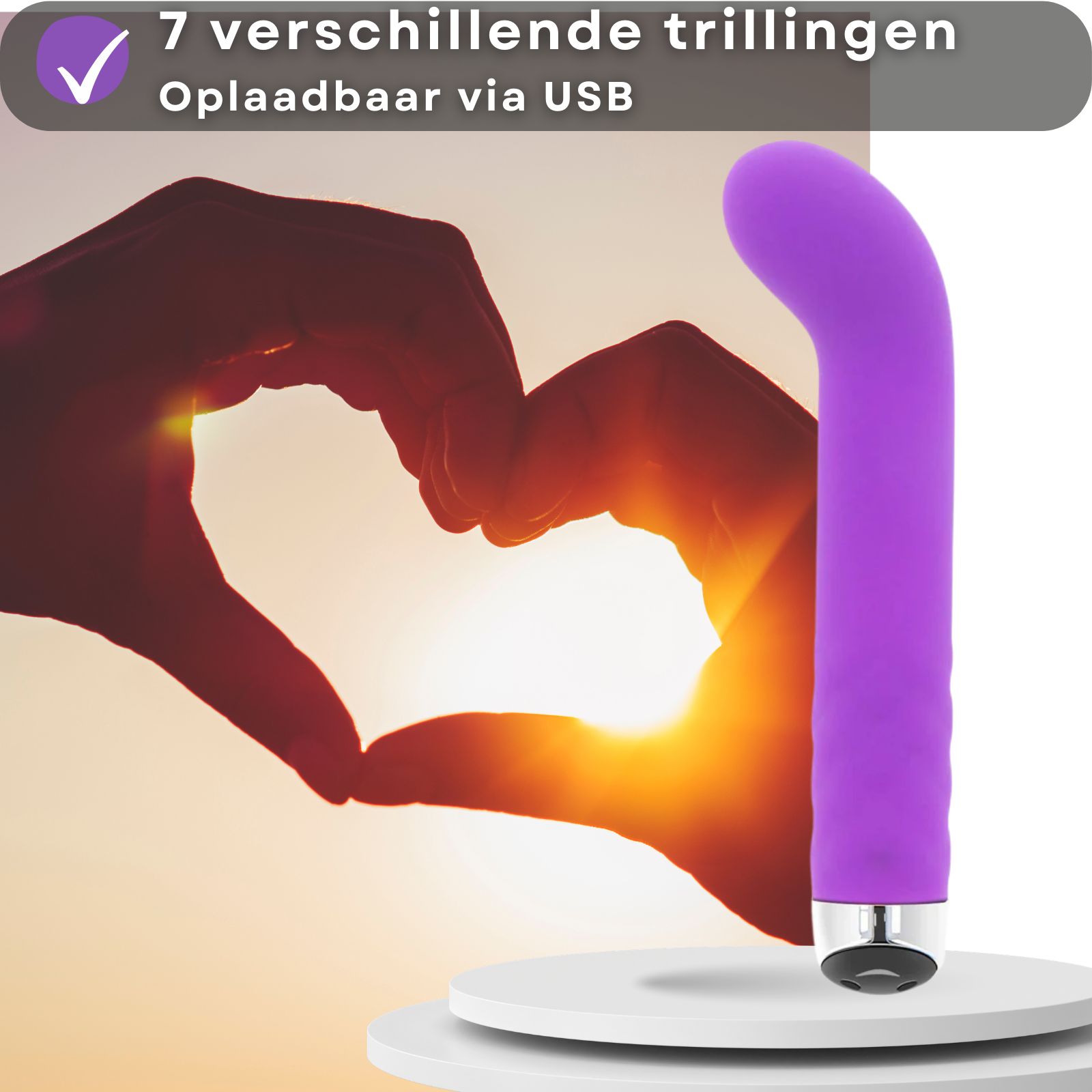 Paarse vibrator. Tekst: 7 vibraties, USB opladen. Handen vormen hart. Op sokkel.