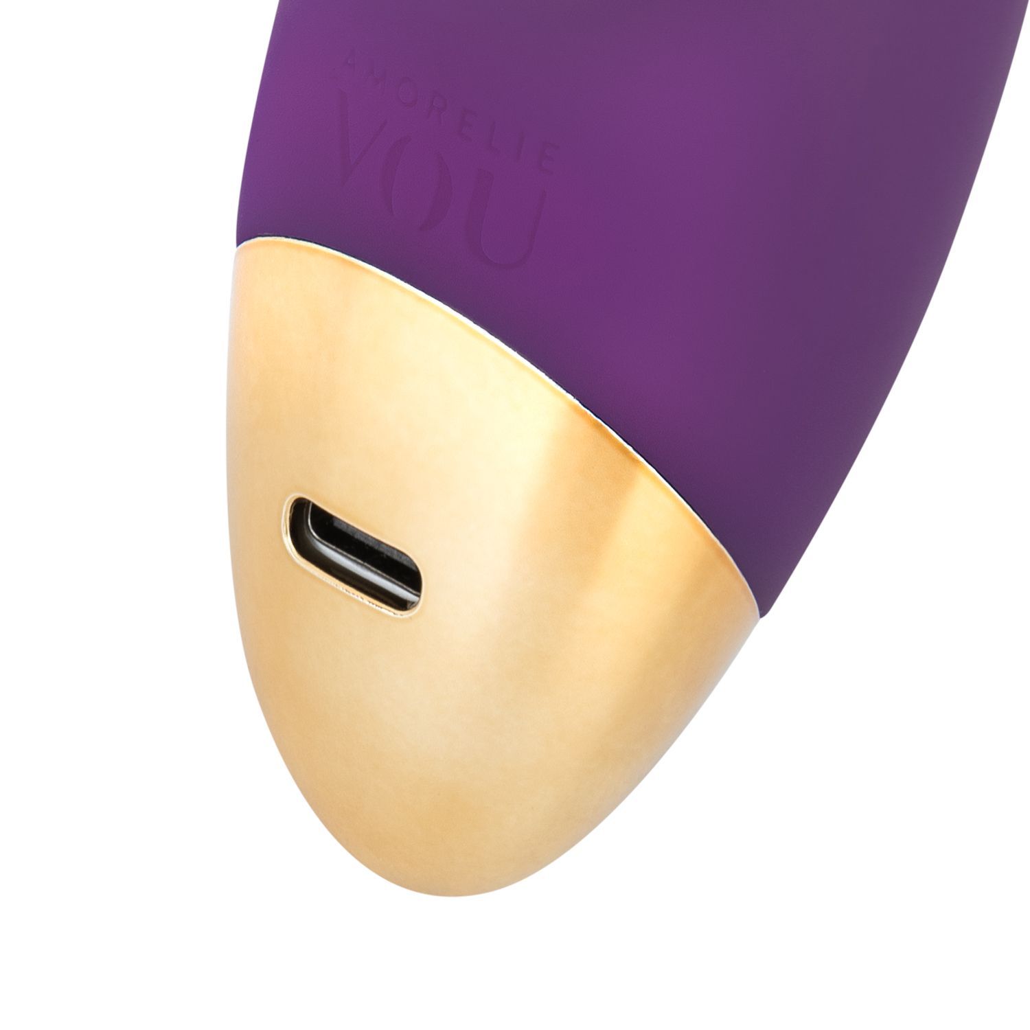 Gros plan du port de chargement sur l'embout doré d'un vibrateur violet.