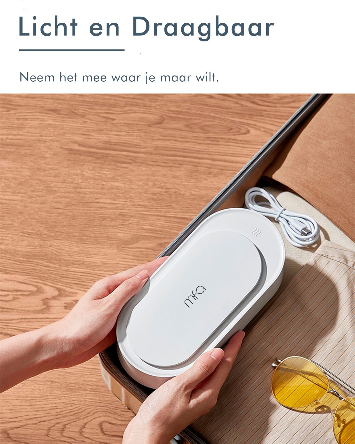Persoon houdt een witte ultrasone reiniger in een koffer. Gele zonnebril.