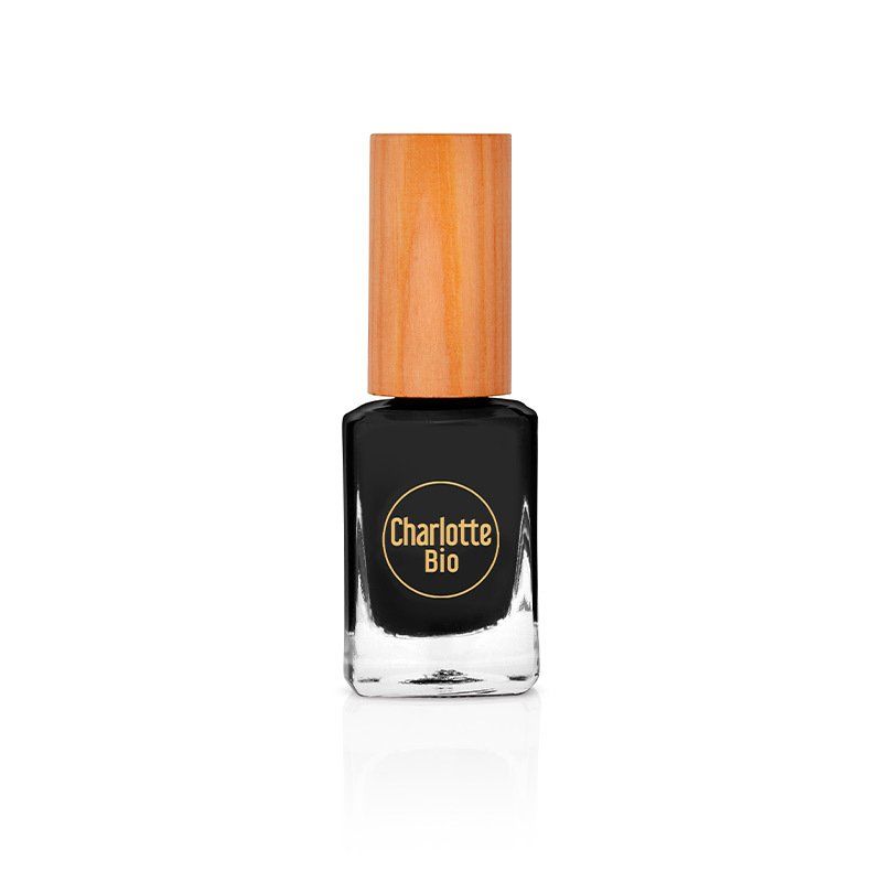 Zwarte nagellak in een vierkant glazen flesje met houten dop. Het logo Charlotte Bio is zichtbaar op het flesje.