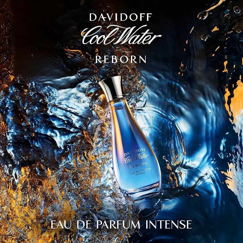 Flacon de parfum dans l'eau. Flacon bleu, bouchon argenté. Inscription : Davidoff Cool Water Reborn Eau de Parfum Intense.