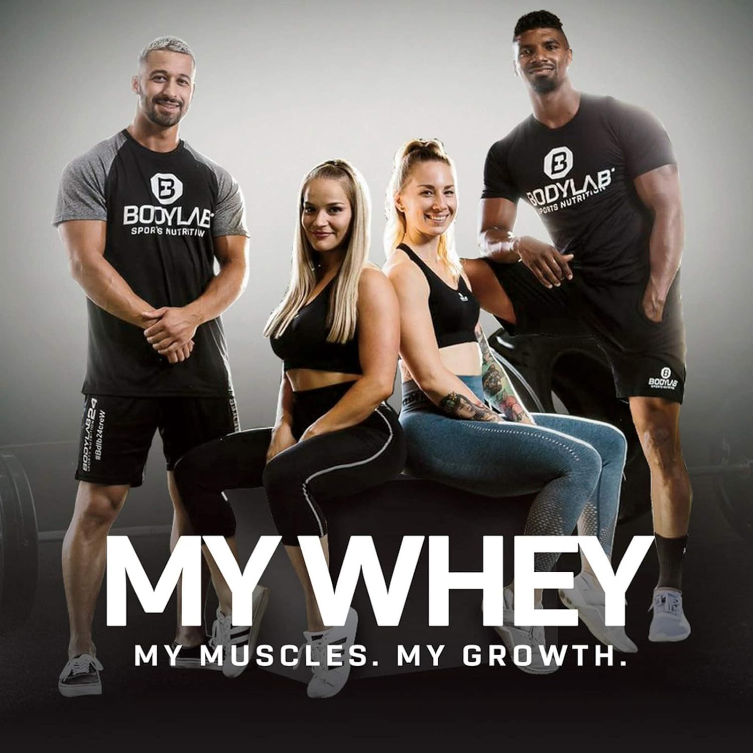 Quatre personnes sur fond noir. Inscription: My Whey, My Muscles. My Growth. Logo Bodylab sur les vêtements.