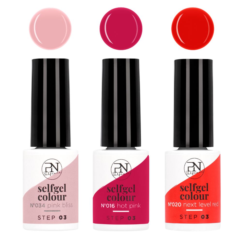 Trois flacons de vernis à ongles avec bouchons noirs et vernis colorés. Couleurs : rose, rose et rouge. Étiquettes avec texte : selfgel colour.