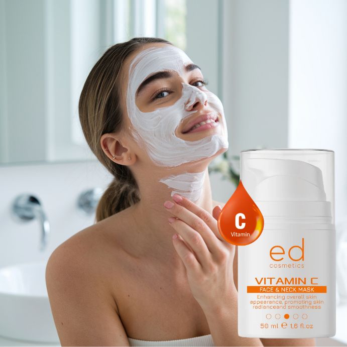Femme avec masque facial. À côté, flacon avec texte: Vitamin C Face & Neck Mask. Marque: ed cosmetics. Arrière-plan salle de bain.