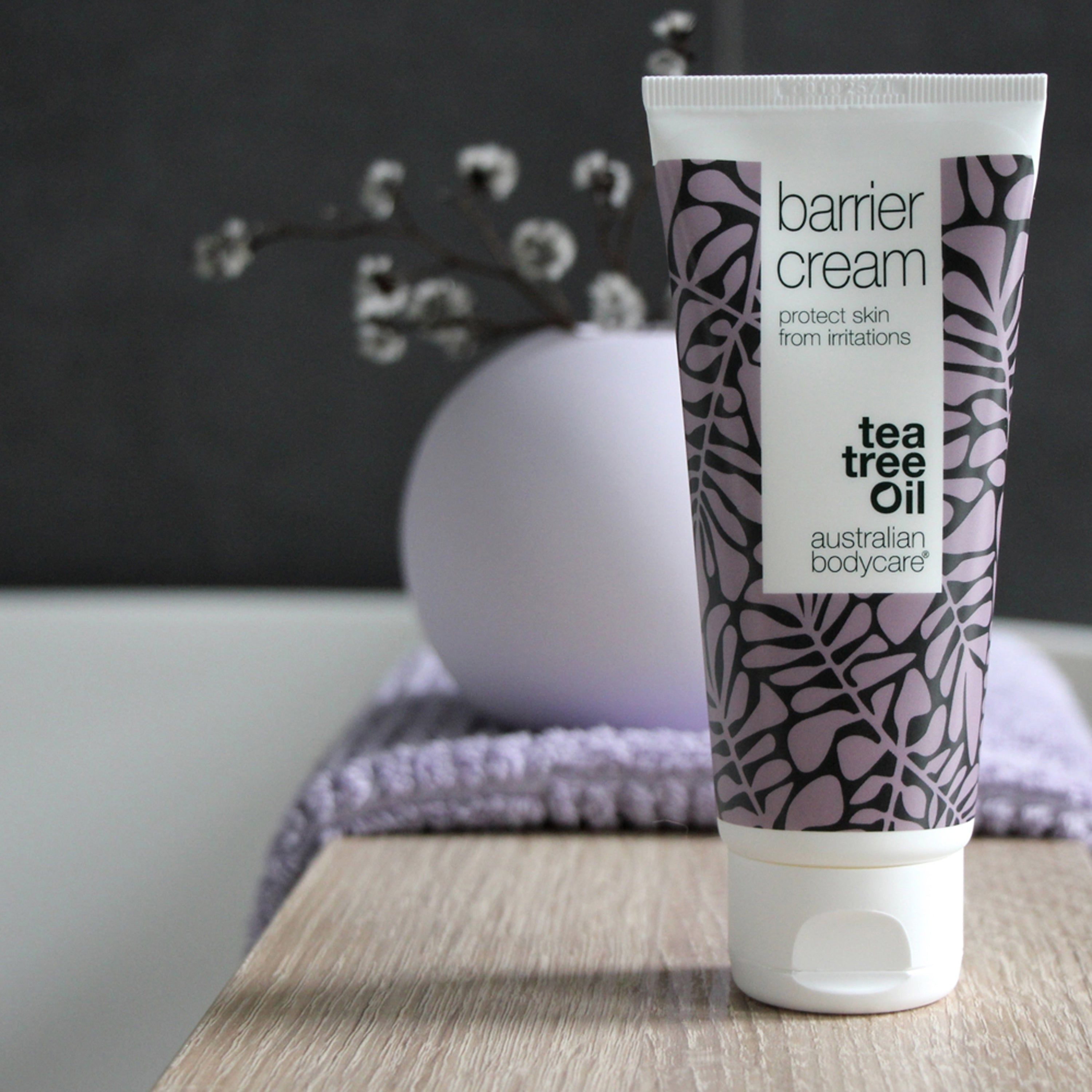 Tube de crème barrière avec Tea Tree Oil. Inscription : protect skin from irritations. Marque : Australian Bodycare.