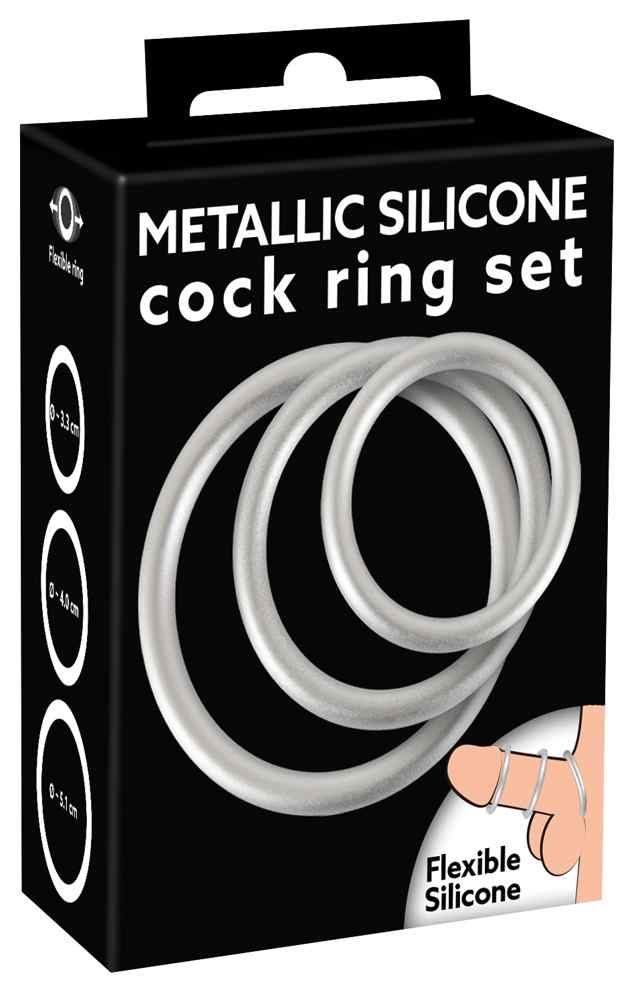 Emballage de trois anneaux de pénis argentés métalliques en silicone flexible.