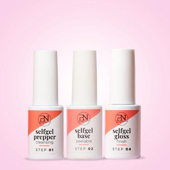Trois flacons de vernis à ongles. Inscriptions: selfgel prepper, base, gloss. Logo PN visible. Fond rose.
