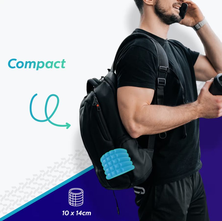 Rouleau de fascia bleu, 10x14 cm, attaché à un sac à dos. Homme avec sac à dos et téléphone. Texte: Compact.