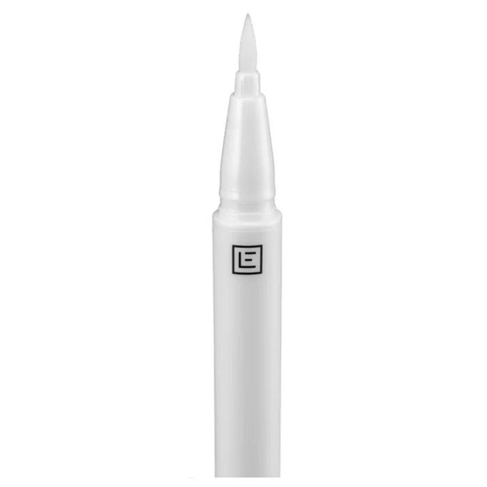Witte pen met penseelpunt. Vierkant logo met de letter "E" op de pen.