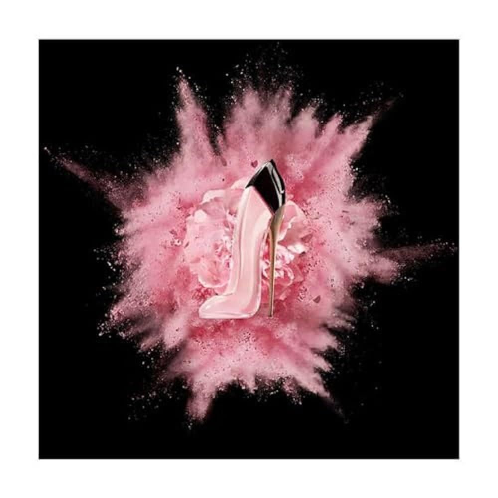 Roze high heel parfumfles voor roze explosie op zwarte achtergrond.
