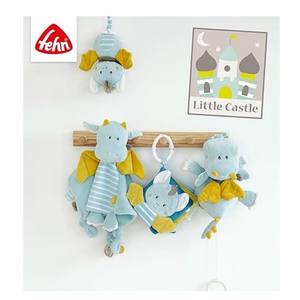 Diverse knuffels en stoffen boek met vleermuismotief. Merk: fehn. Hangend aan een houten lat. Achtergrond: muur met tekening.