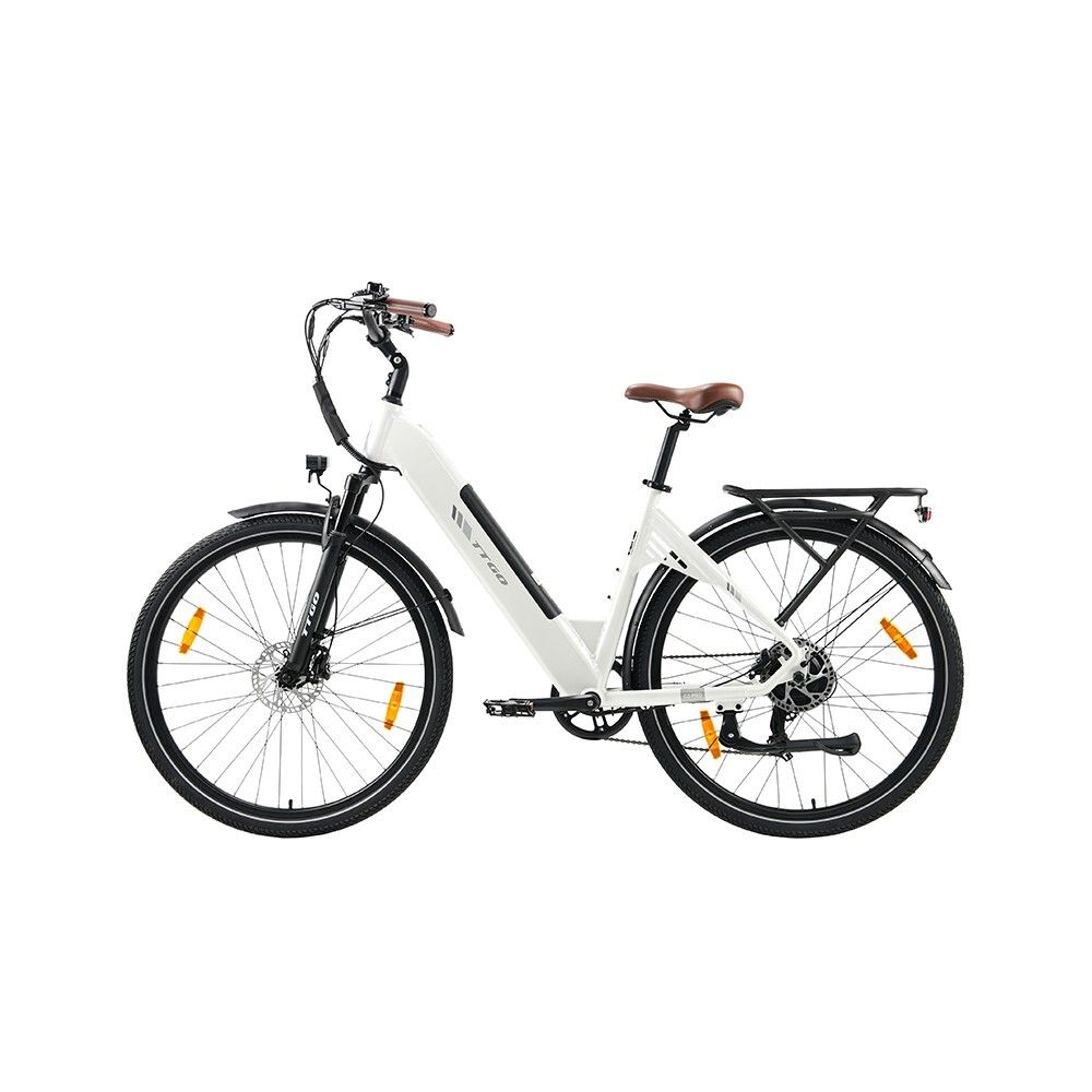 Witte e-bike met bruin zadel en handvatten. Zwarte banden, bagagedrager en spatborden. Gele reflectoren op de spaken.