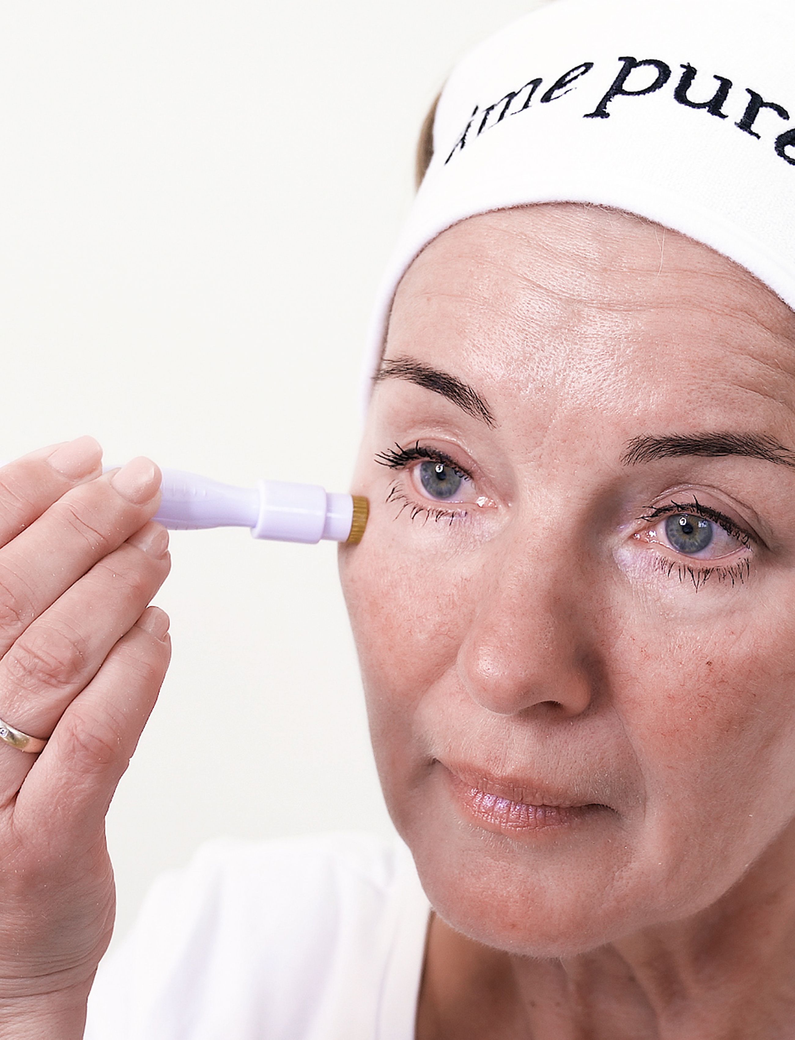 Femme utilisant le Âme Pure CIT Pen près de son œil.