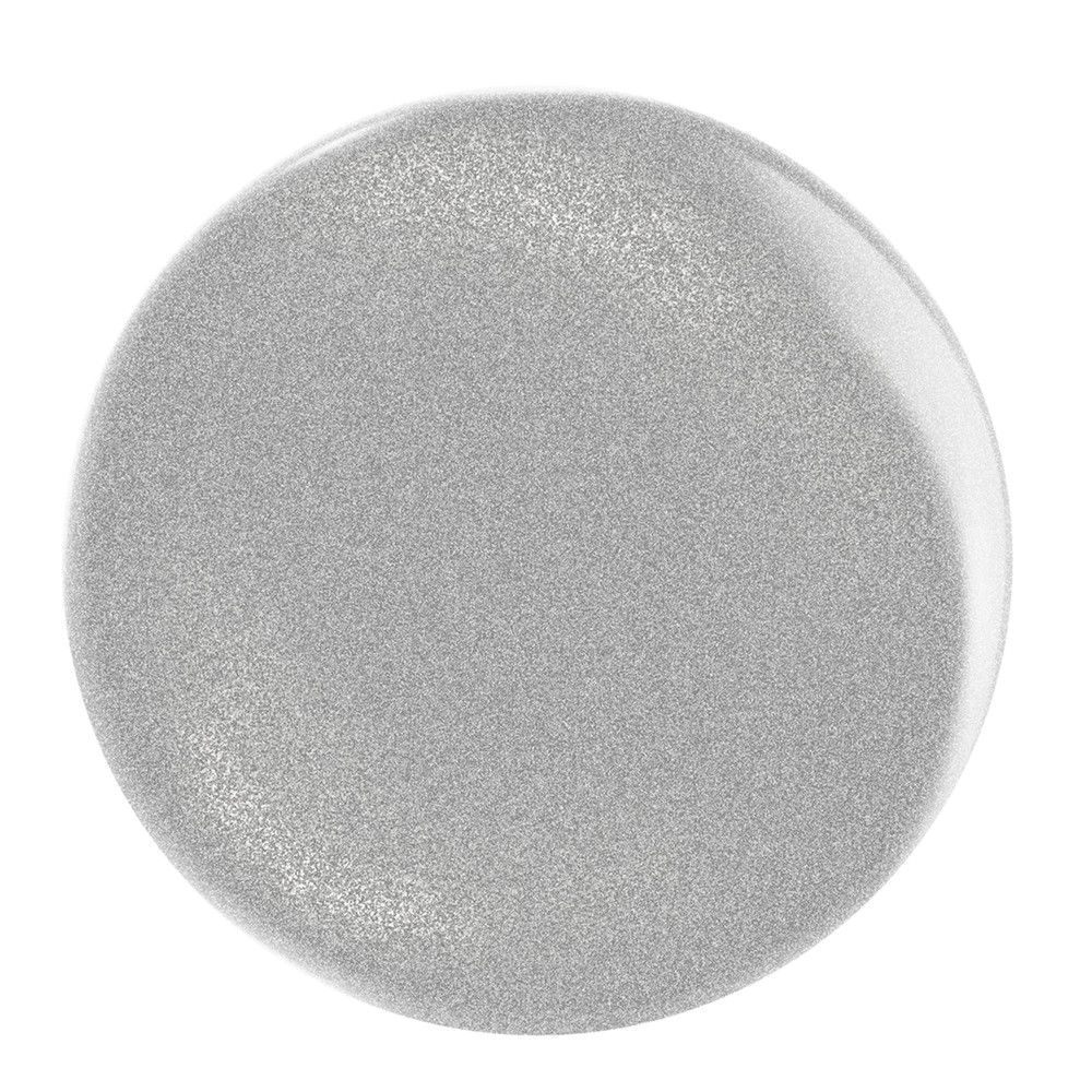 Tache ronde de vernis à ongles argenté avec finition scintillante. Sur fond blanc.