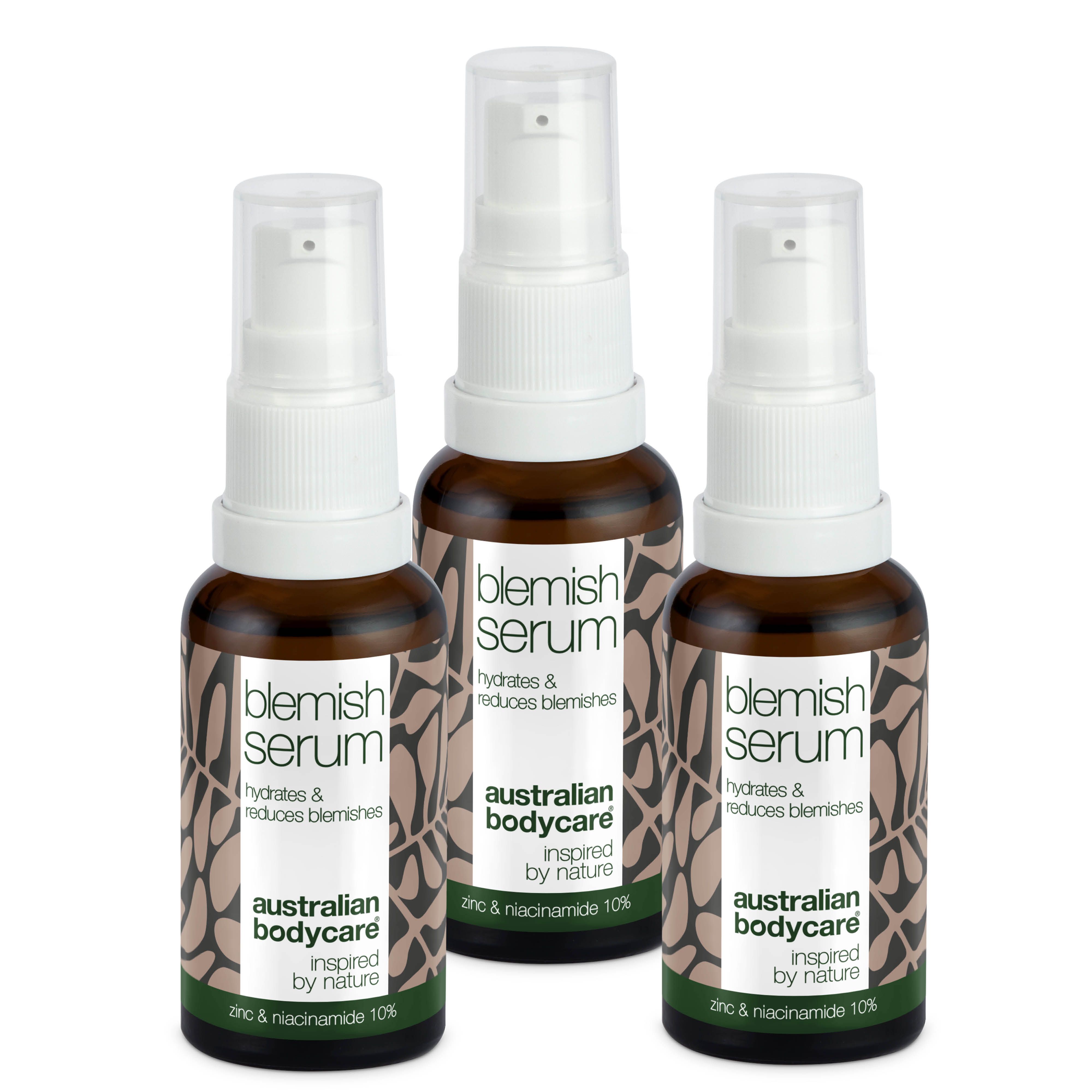 Drie serumflessen. Bruine glazen flessen met witte pomp. Opschrift: Blemish Serum, Australian Bodycare.