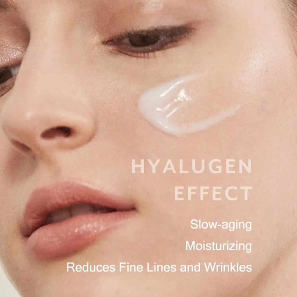 Gezicht van een vrouw met crème op de huid. Tekst: HYALUGEN EFFECT, Slow-aging, Moisturizing, Reduces Fine Lines and Wrinkles.