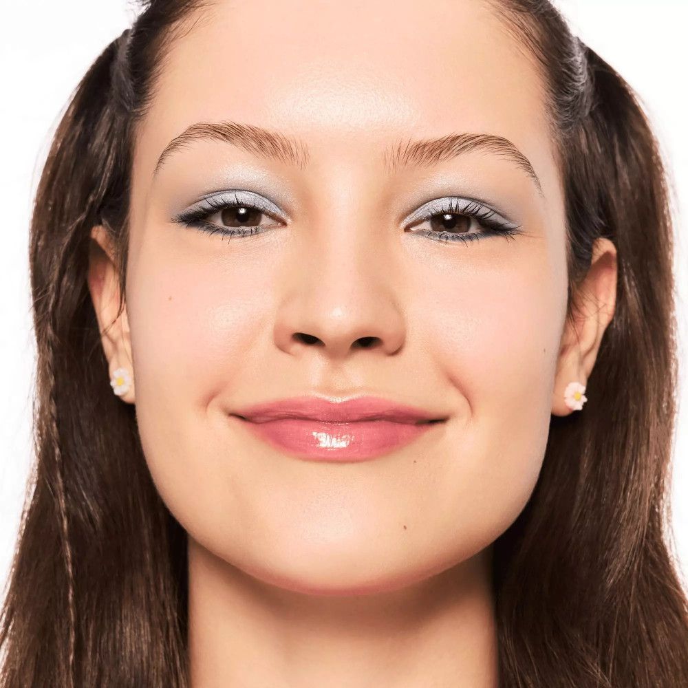 Portret van een vrouw met lipgloss. Roze lippen, lichte make-up, blond haar.