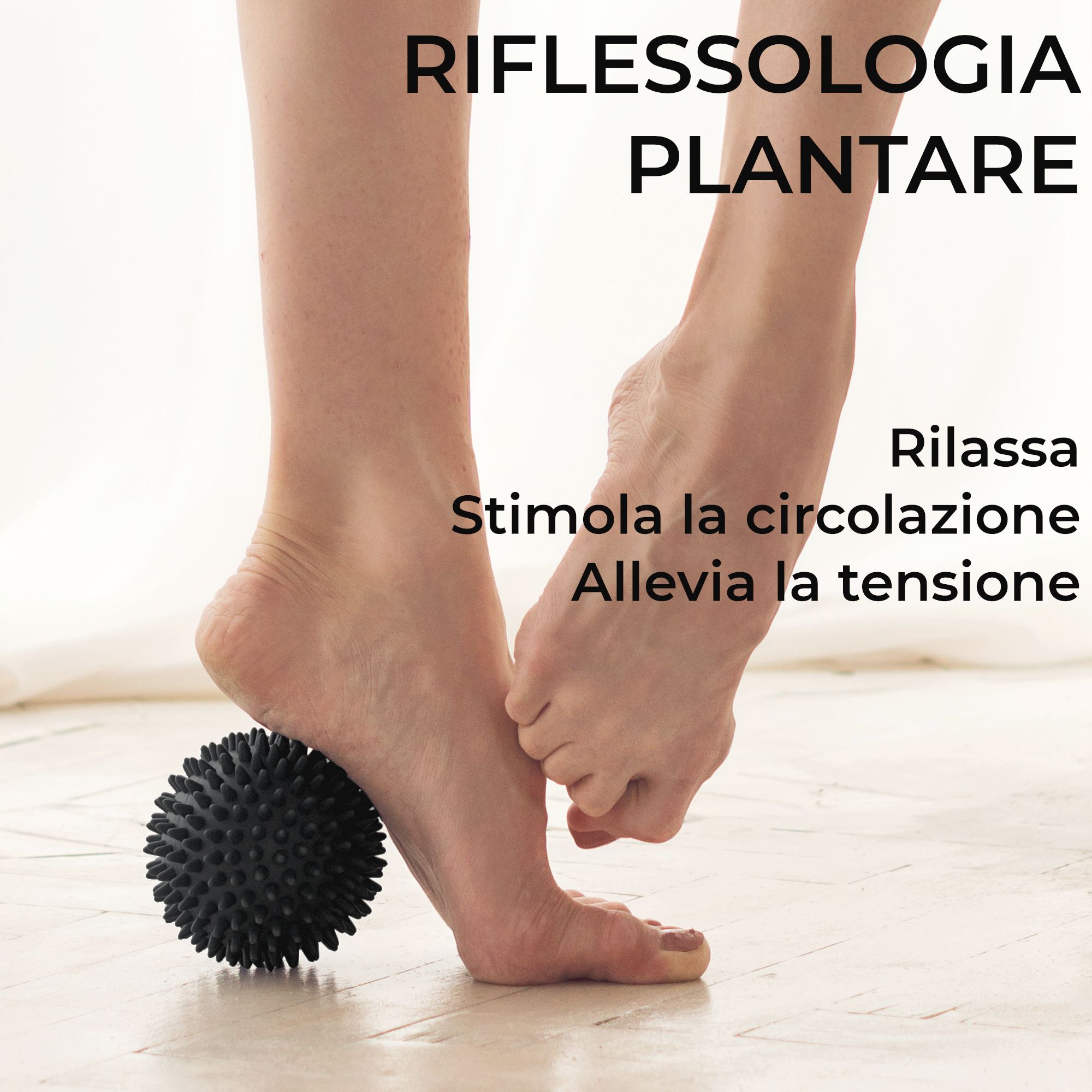 Un ballon noir hérissé est utilisé pour le massage des pieds.