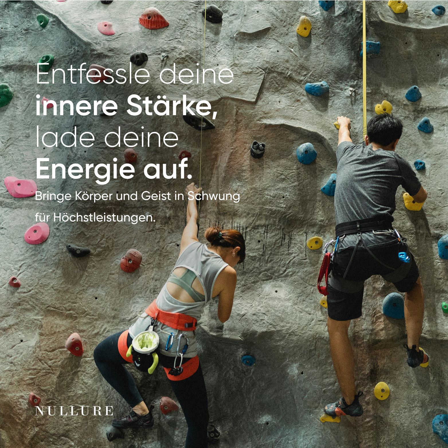 Deux personnes grimpent sur un mur d'escalade. Logo : NULLURE. Texte : force intérieure, énergie. Met le corps et l'esprit en mouvement.