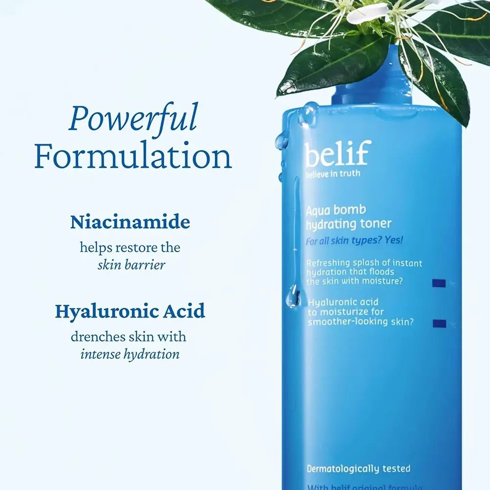 Blauwe fles met tekst: belif Aqua bomb hydrating toner. Bladeren en druppels. Tekst: Powerful Formulation, Niacinamide, Hyaluronzuur.