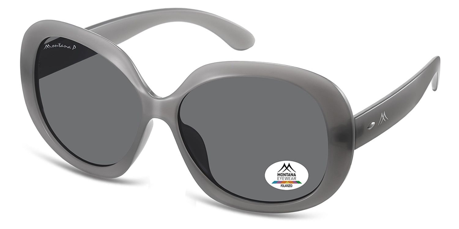 Lunettes de soleil grises, vue en biais. Verres foncés, logo Montana Eyewear et autocollant de polarisation. Forme ronde.
