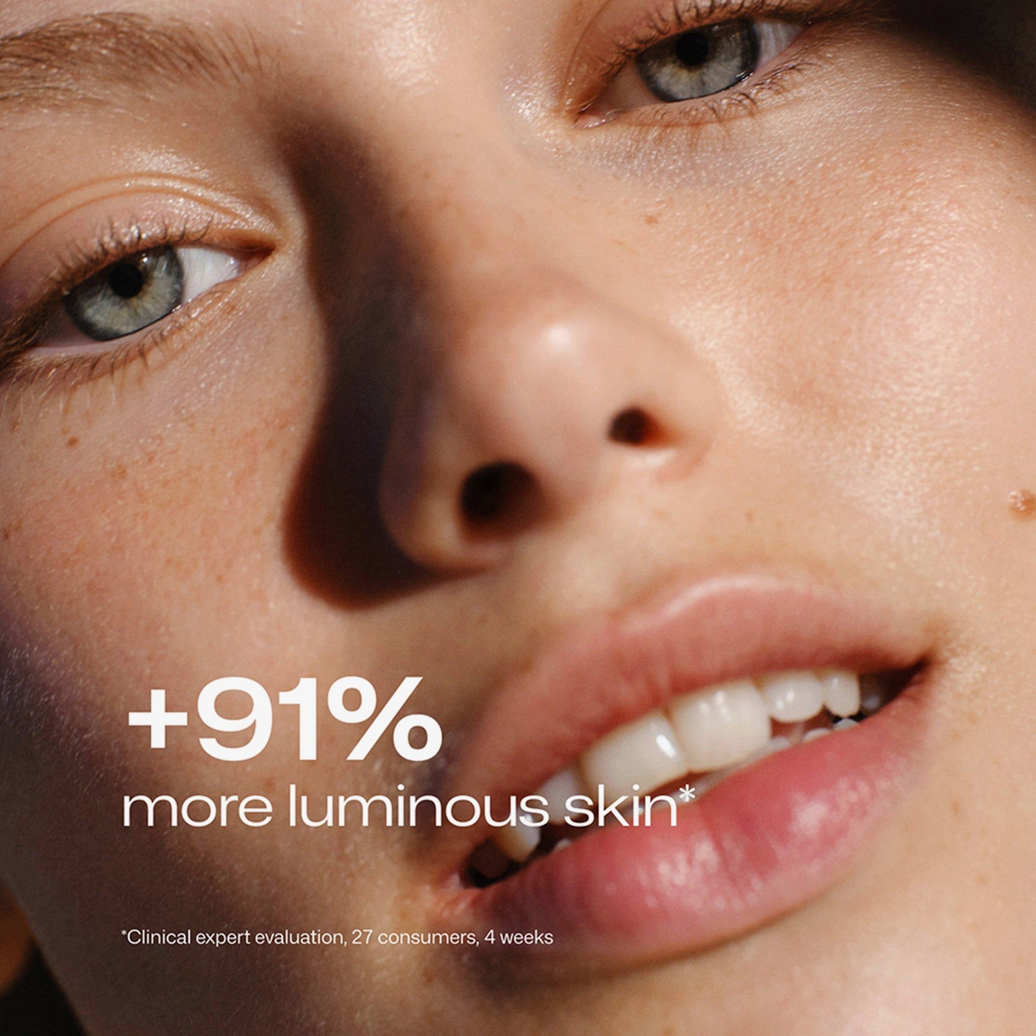 Gros plan d'un visage. Texte : +91% more luminous skin*. *Évaluation experte clinique, 27 consommateurs, 4 semaines.