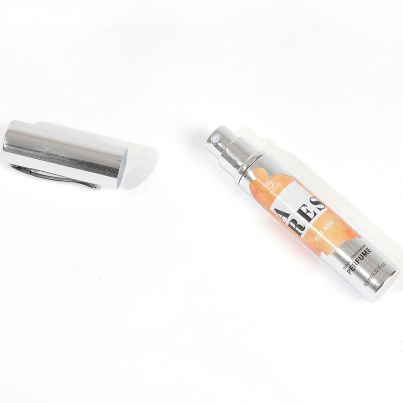 Cilindrische fles met zilveren dop en opschrift "ARES". Dop ernaast. Opschrift "PERFUME".