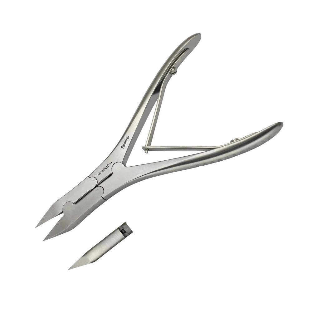 Metalen nagelknipper met hefboom en schuine kop. Bevat een apart, rechthoekig gereedschap.