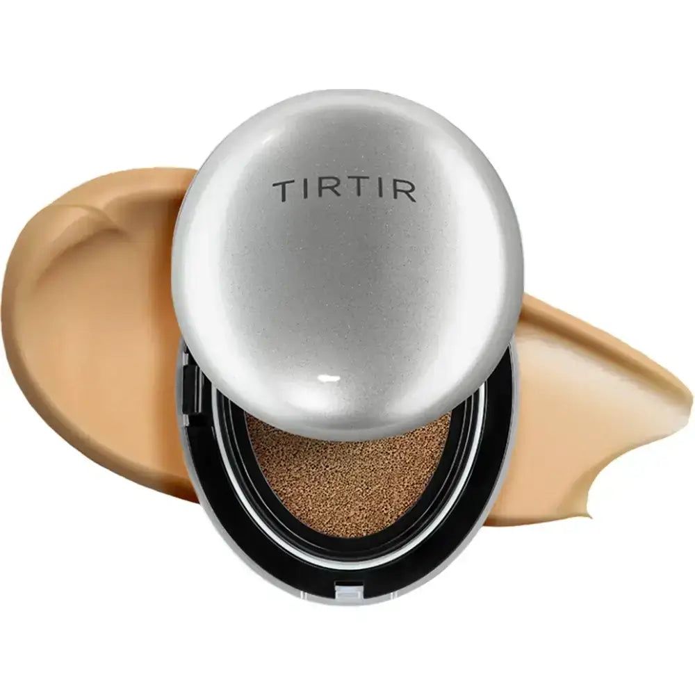 Produit cosmétique ovale argenté avec inscription TIRTIR, ouvert. Éponge et couleur de maquillage visibles.