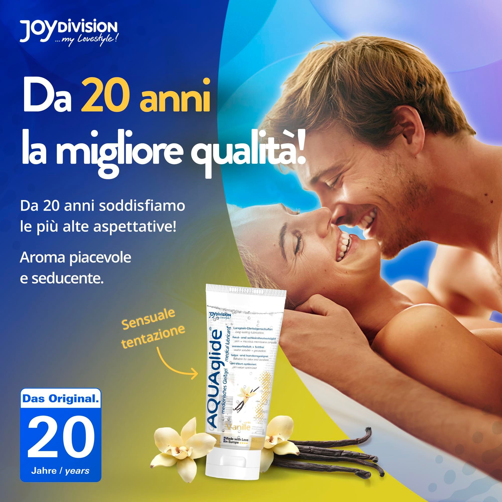 Tube de gel lubrifiant AQUAGLIDE Vanille près de fleurs et gousses de vanille. Couple en arrière-plan.