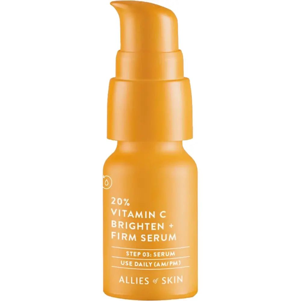 Oranje serumflesje met pomp. Opschrift: 20% Vitamin C Brighten + Firm Serum. Merk: Allies of Skin. Gebruiksaanwijzing.