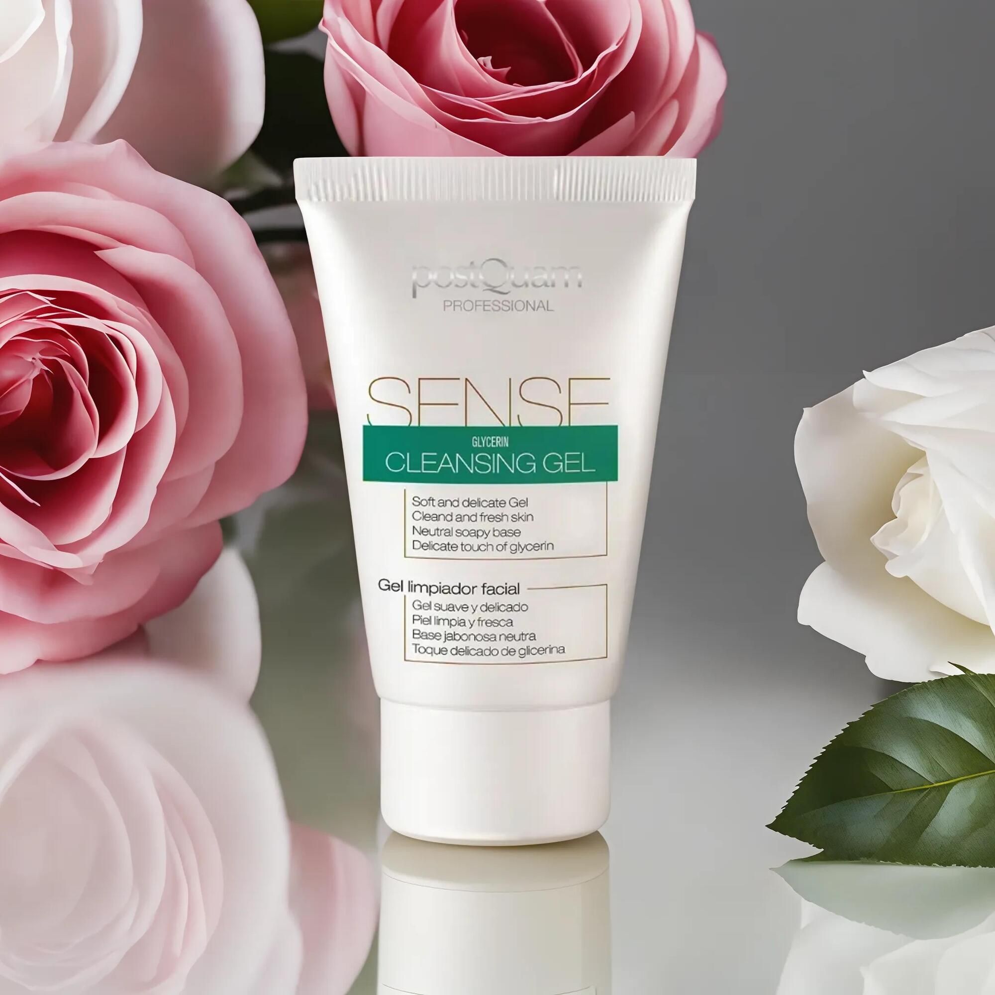 Tube blanc avec étiquette verte. Inscription : PostQuam, Sense Cleansing Gel. Entouré de roses.