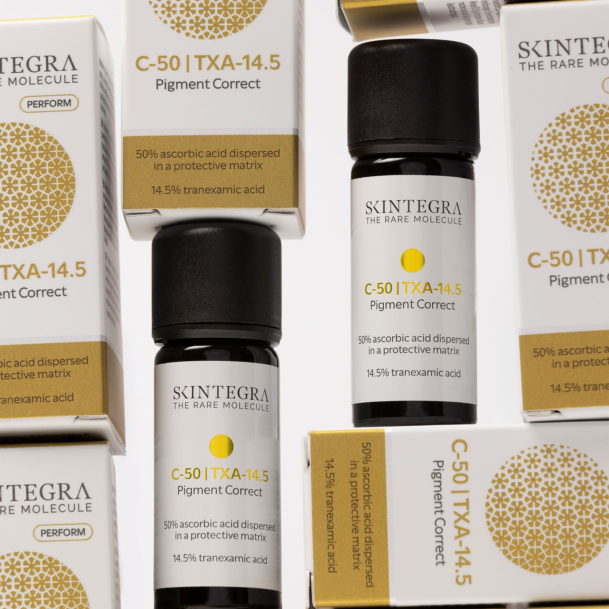 Plusieurs emballages et flacons de sérum Skintegra C-50 | TXA-14.5 Pigment Correct.