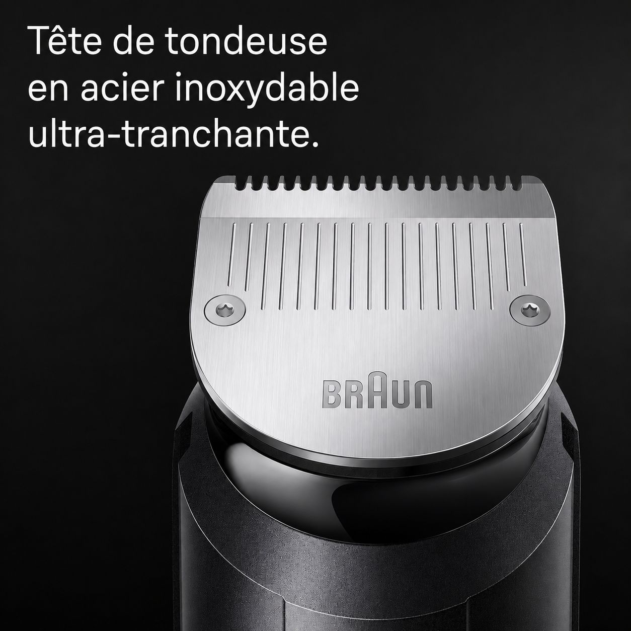 Tête de tondeuse en acier inoxydable avec dents fines et fixation par vis. Logo Braun visible.