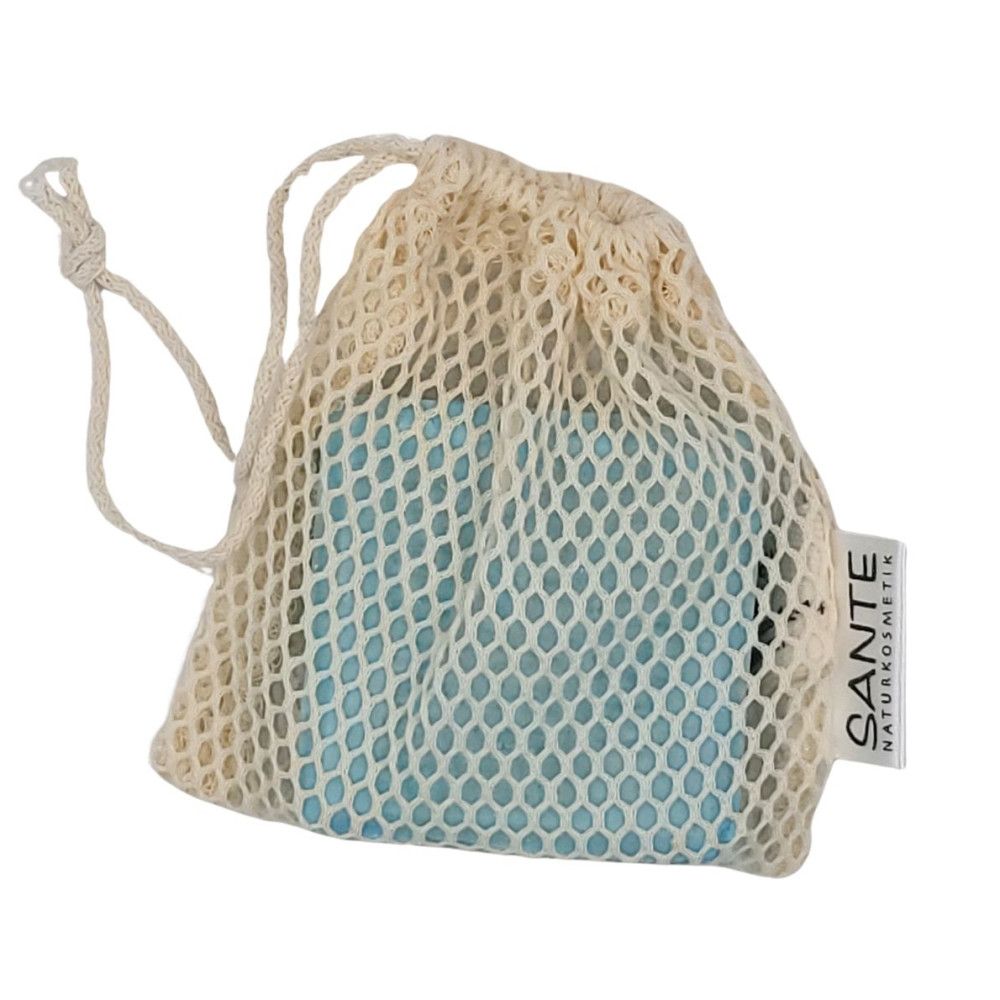 Pochette à savon beige avec cordon de serrage, remplie de savons bleus. Logo Sante sur l'étiquette.