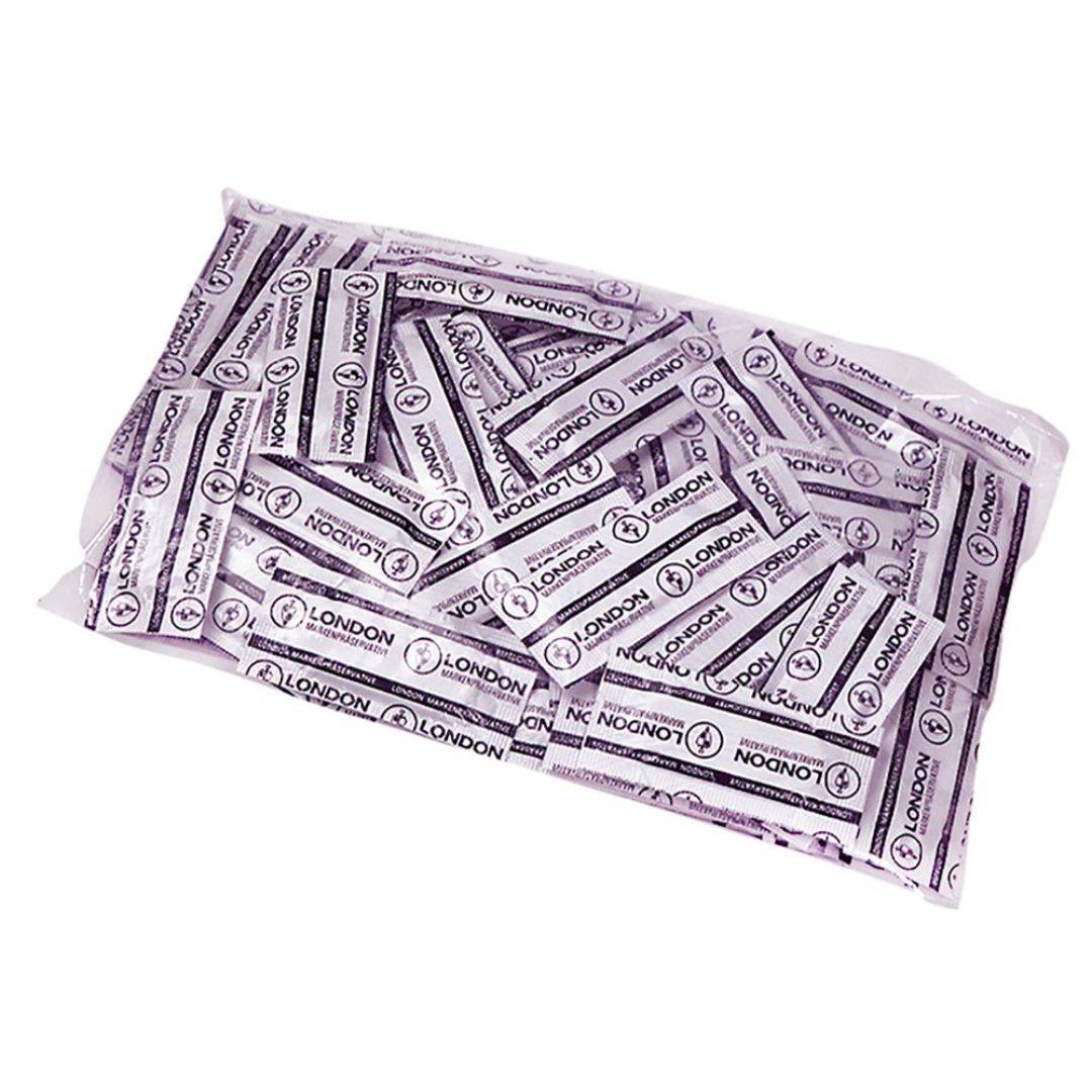 Sachet de préservatifs emballés individuellement. Marque London. Nombreuses petites emballages rectangulaires.