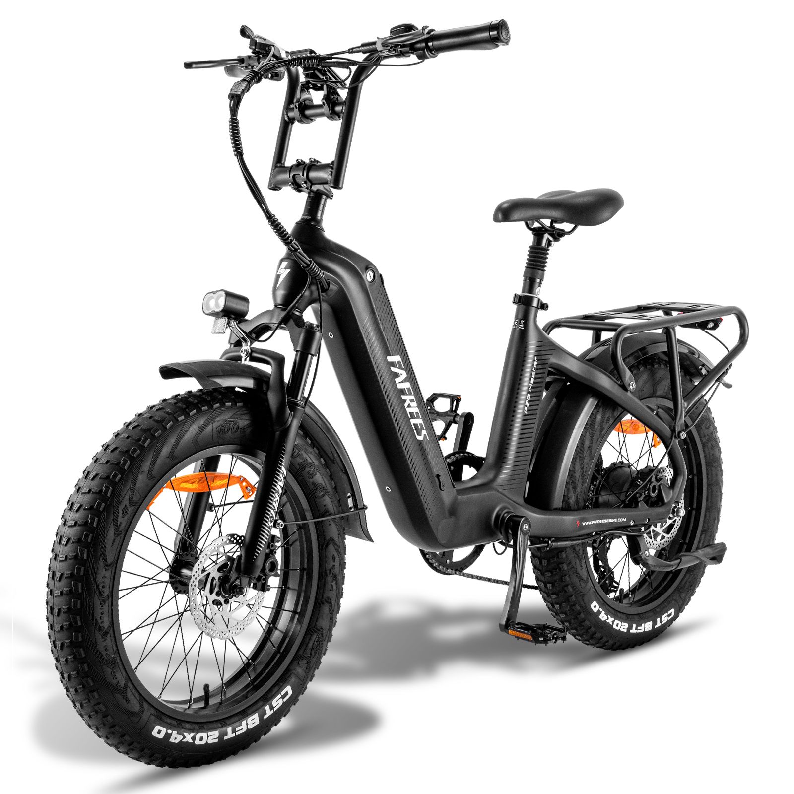 Zwarte e-bike met brede banden, bagagerek en FAFREES-logo. Zijaanzicht.