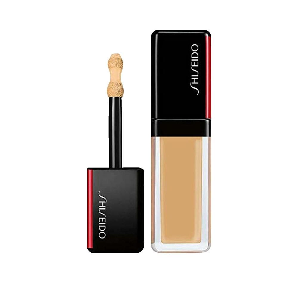 Concealer container. Zwarte dop met rode accenten. Applicator. Product zichtbaar.