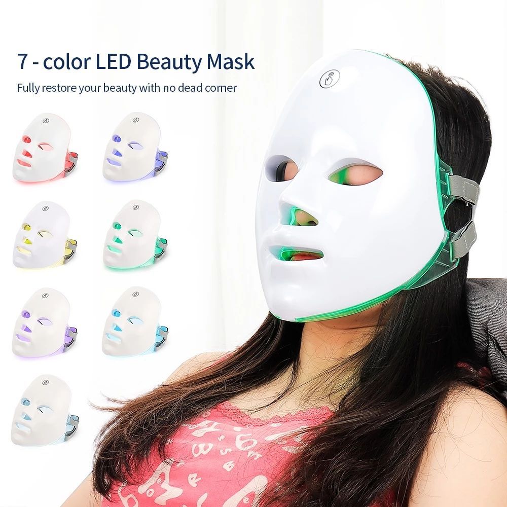 Masque facial de luminothérapie LED multicolore, porté par une personne.