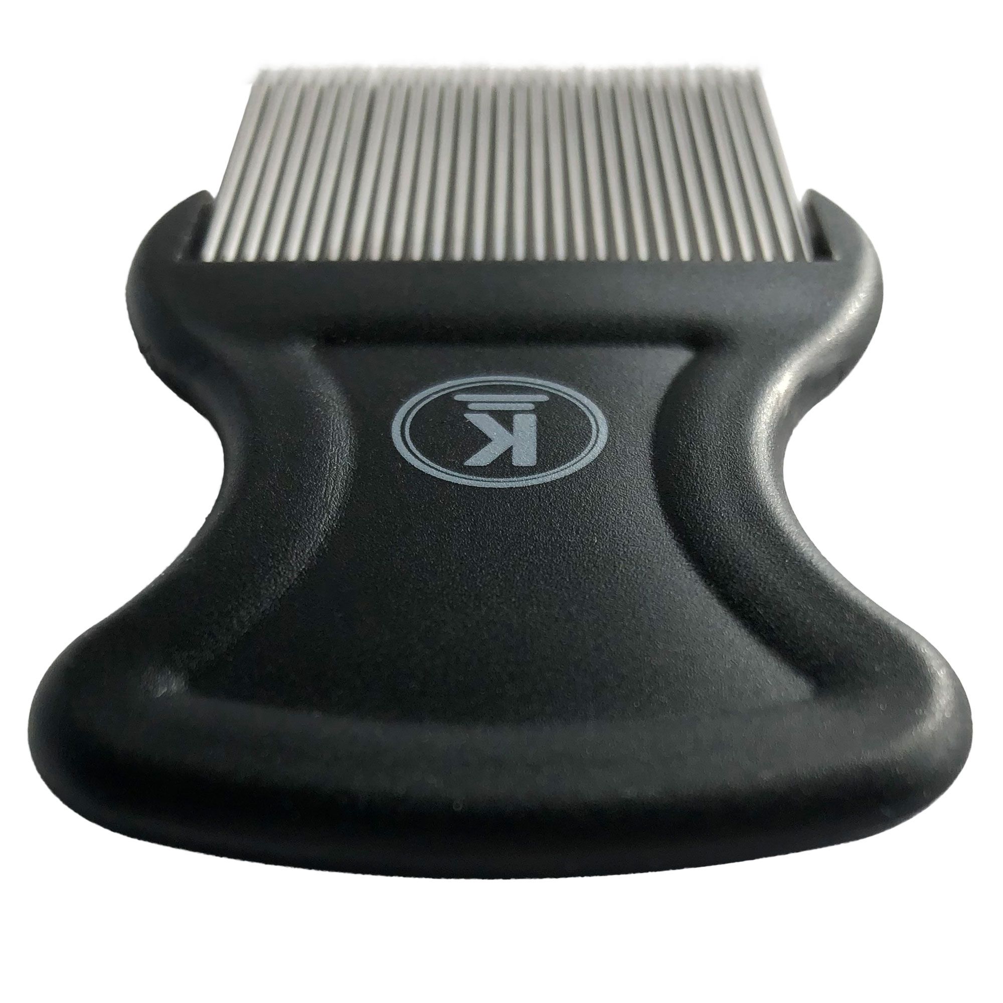 Peigne noir avec dents métalliques. Manche avec logo 'K'.