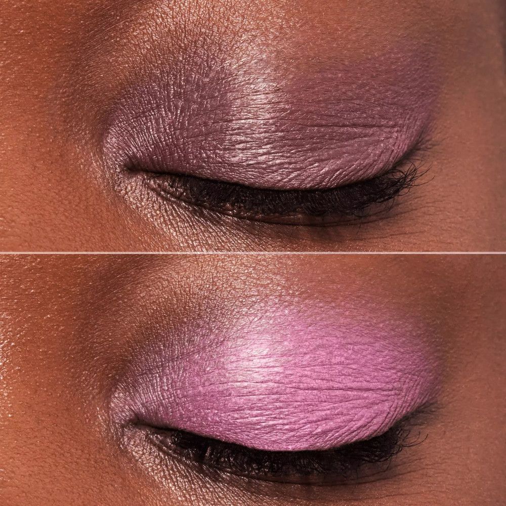 Twee oogleden met roze oogschaduw. Close-up. Bovenste en onderste oogleden.