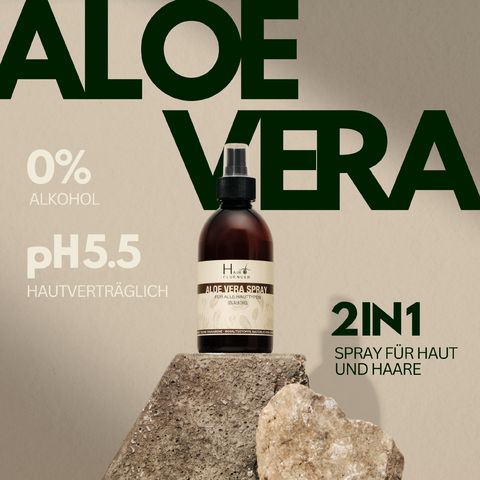 Aloe Vera sprayfles op steen. Tekst: 0% alcohol, pH 5.5, huidvriendelijk, 2in1 spray voor huid en haar.