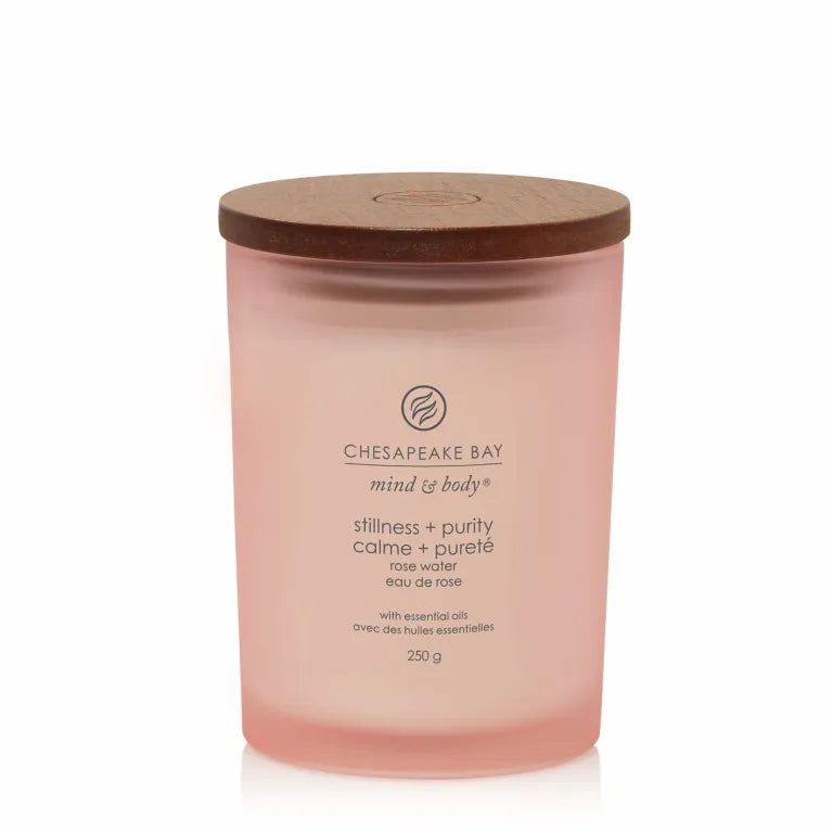 Bougie rose avec couvercle en bois. Inscription Chesapeake Bay, mind & body, stillness + purity, 250g. Avec huiles essentielles.