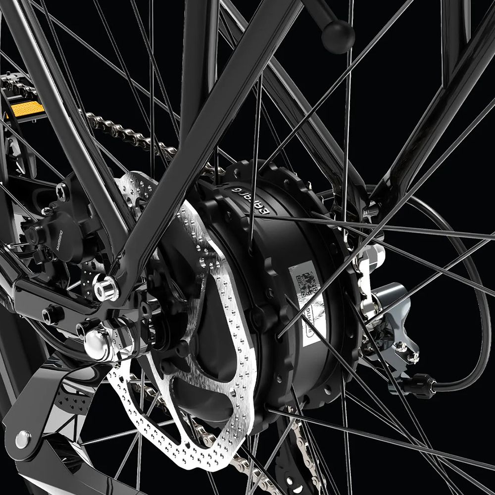 Achterwiel met remschijf en motor. Zwart frame, zilveren schijf. Zwarte achtergrond.