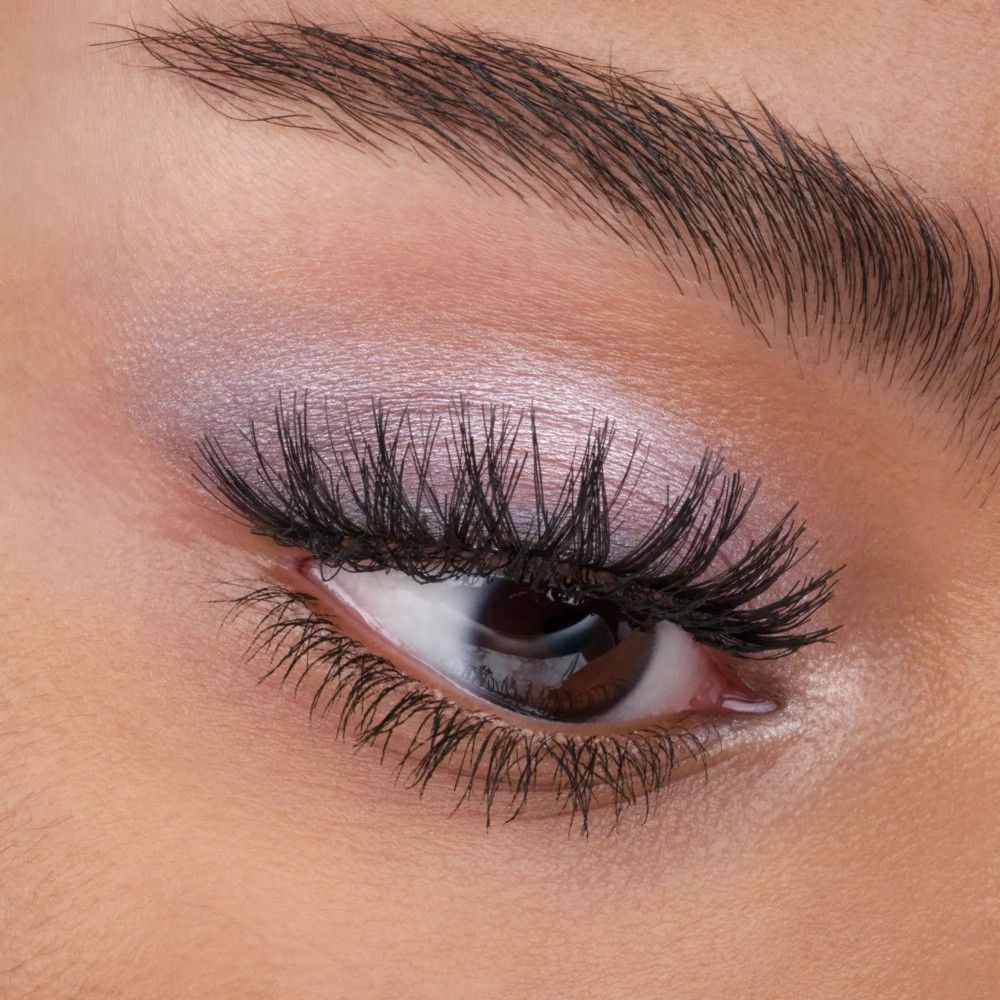 Gros plan sur un œil avec des Catrice Faked Dramatic Curl Lashes. Cils noirs recourbés.