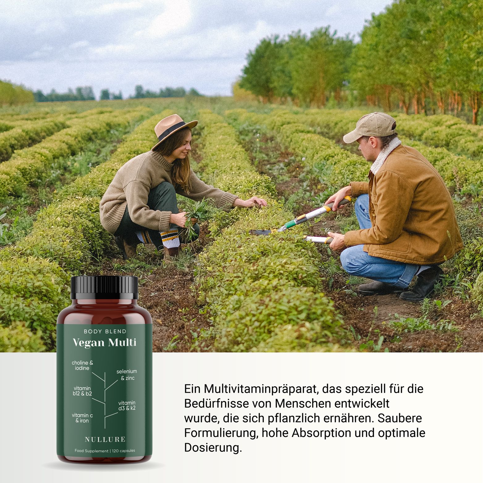 Twee personen in een veld, naast een fles Vegan Multi. Tekst: Vegan Multi, Body Blend. Bevat vitamine C, B12, D3, ijzer, zink.