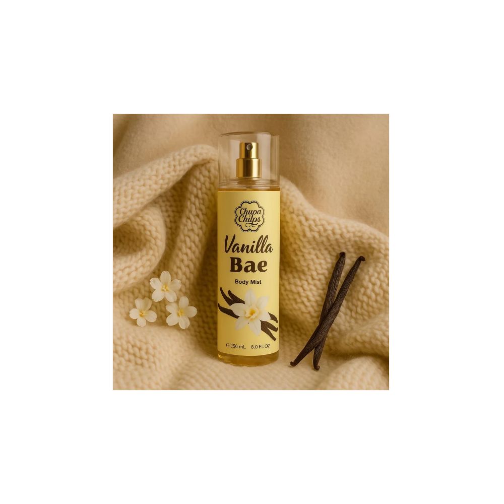 Gele fles met verstuiver. Opschrift: Vanilla Bae Body Mist. Vanillestokjes en bloemen op beige achtergrond.