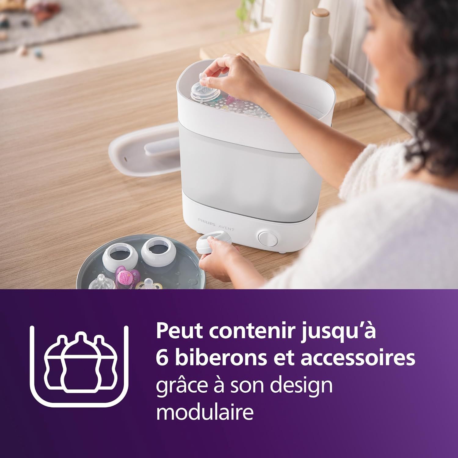 Une main nettoie un égouttoir dans un évier, avec un symbole de goutte violet.